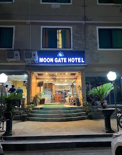 Moon Gate Hotel