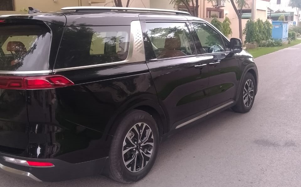 Kia Carnival for Rent in Lahore with Driver – Unique Car Rental Lahore image