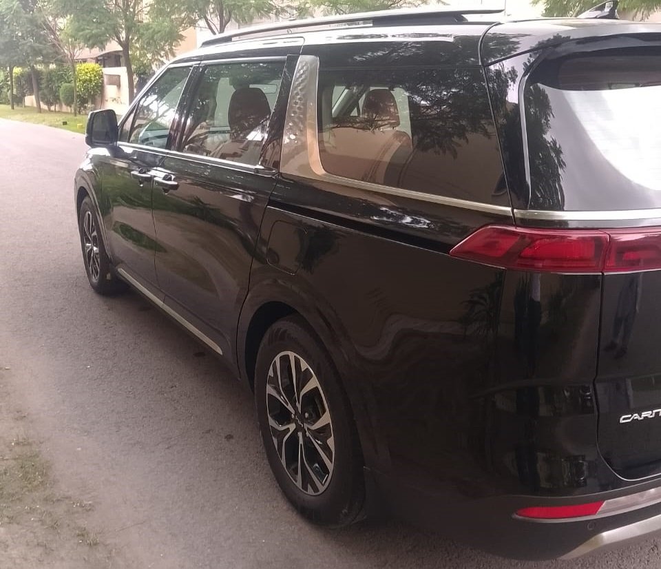 Kia Carnival for Rent in Lahore with Driver – Unique Car Rental Lahore image
