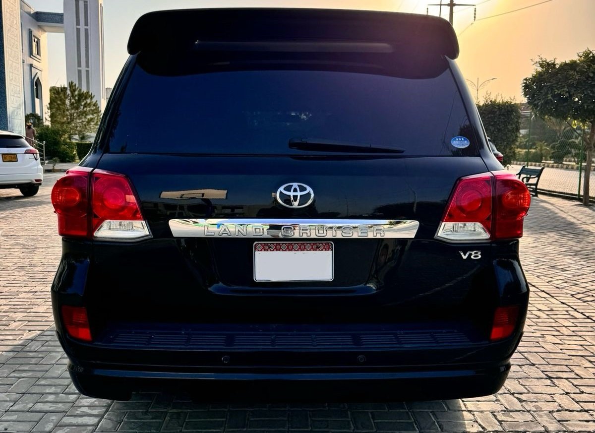 Rent a Land Cruiser V8 in Lahore – Luxury SUV Rental image